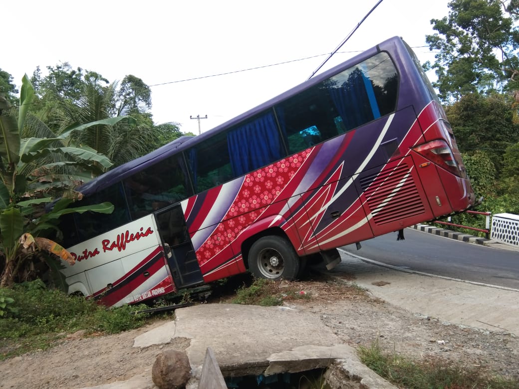 Bus Santri Duta Hadist Bengkulu Terperosok di Lampung