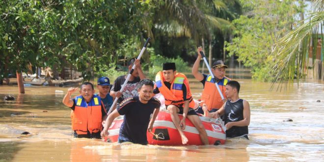 Damkar Turunkan 2 Perahu Karet Evakuasi Banjir