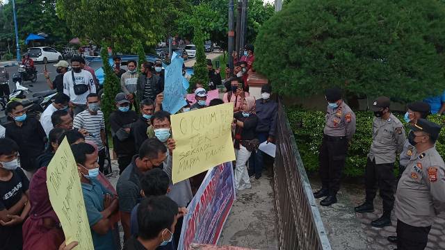 Puluhan Masyarakat Bengkulu Utara Menggelar Aksi di Depan ATR BPN Provinsi Bengkulu