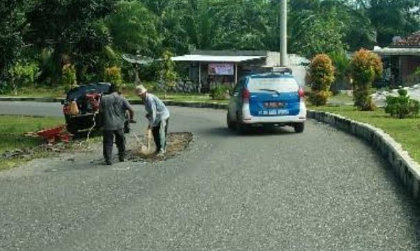 Dinas PUPR Kaur Lakukan Pemeliharaan Rutin Jalan Area Padang Kempas