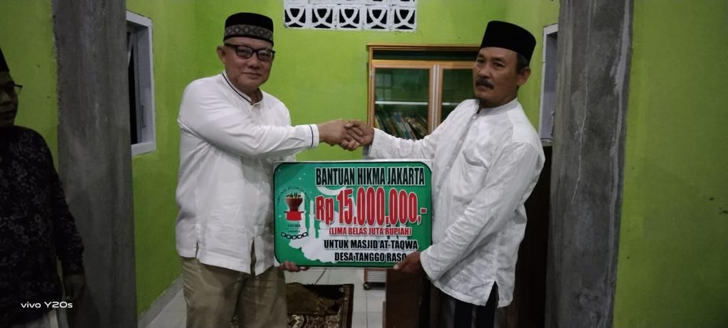 Safari Ramadhan “ZULHANANI” Ketua Himpunan Keluarga Manna Berikan Bantuan Pembangunan Masjid