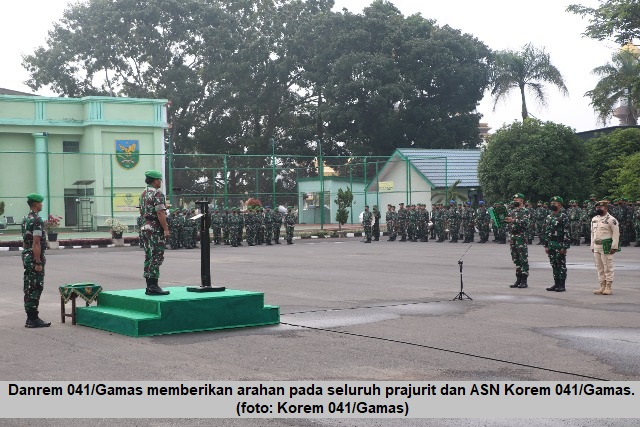 Danrem 041/Gamas Berikan Jam Komandan Kepada Prajurit dan PNS Segarnizun Bengkulu