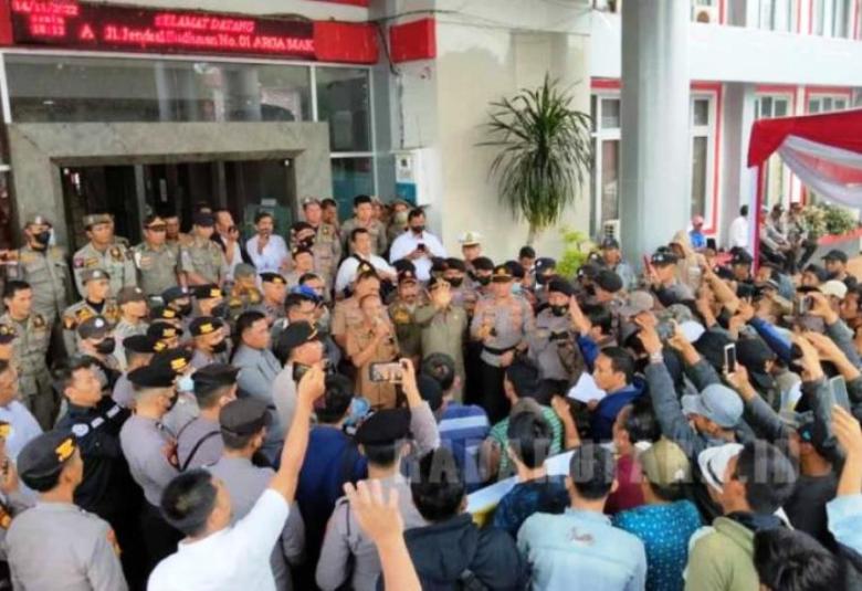 DPRD Bengkulu Utara Terima Aspirasi Para Pendemo Di Depan Gedung