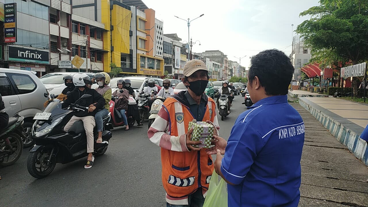 KNPI Kota Bengkulu Bagikan 200 Paket Takjil Gratis