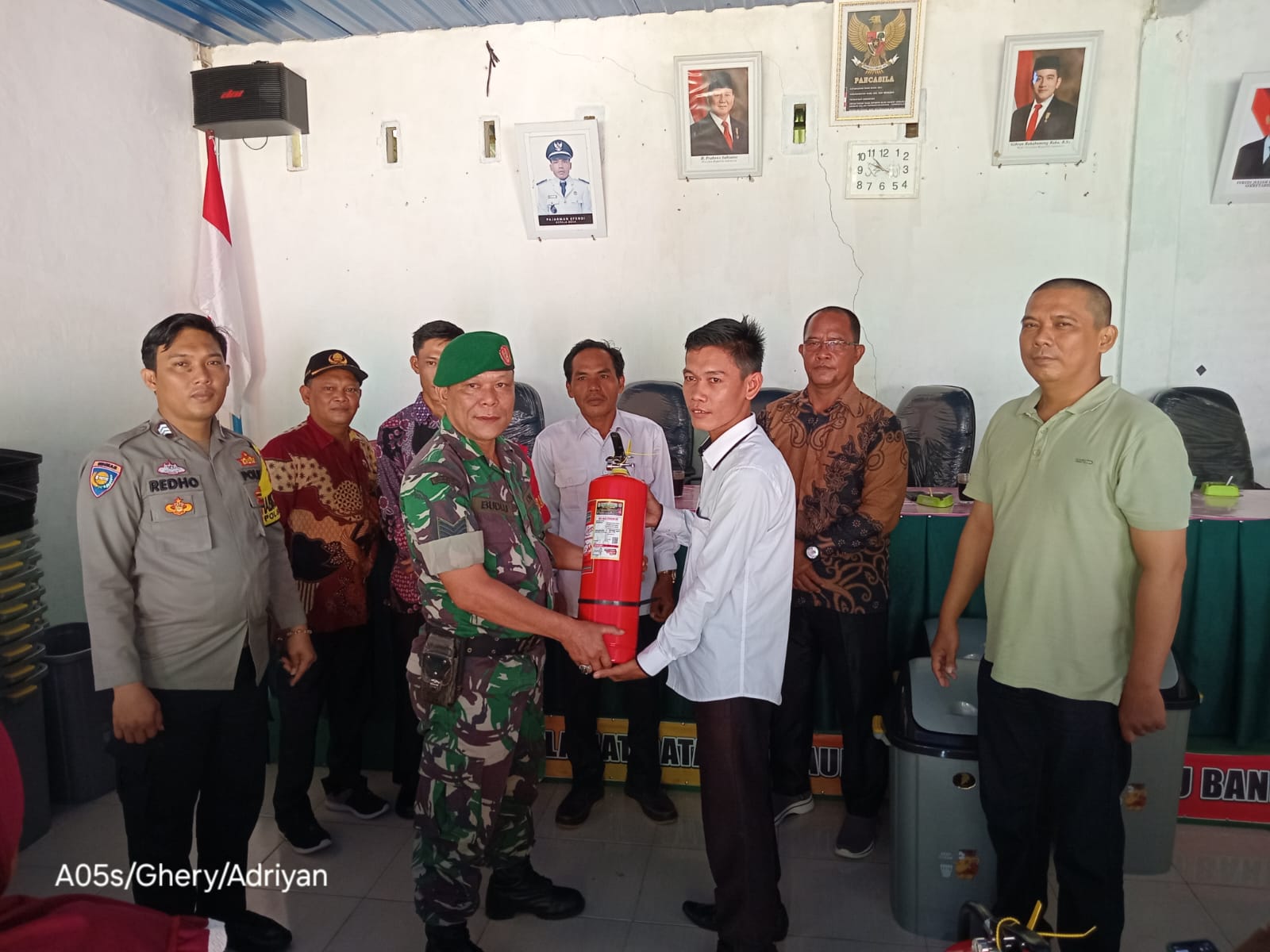 Wujudkan Desa Bersih, Pemdes Desa Batu Bandung Bagikan Tong Sampah Sebanyak 116 Buah