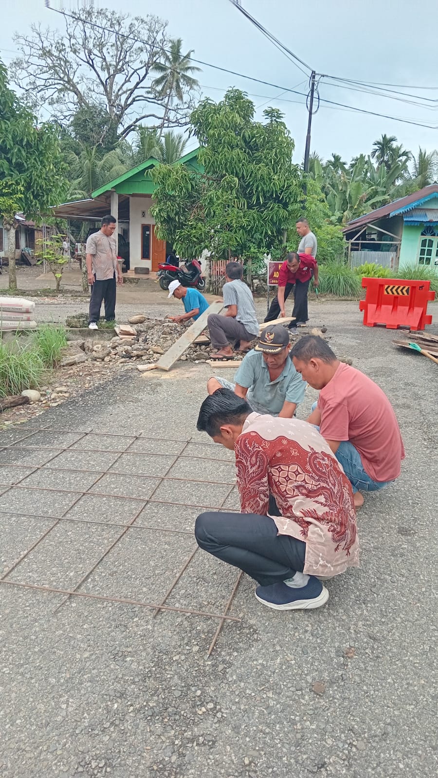 Gotong Royong Perbaiki Jalan Rusak, Kades Herwan: “Sudah Surati PU, Tapi Belum Ada Tanggapan”